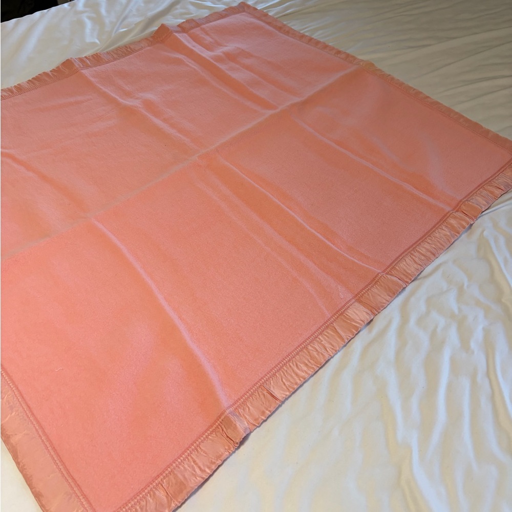 Vintage Pink Acrylic Satin Trim Baby Blanket 36x45 - Picture 3 of 5